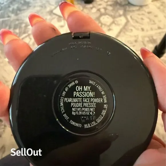 MAC Limited Edition Pearlmatte Face Powder 'Oh My Passion' 8g - Picture 4 of 7